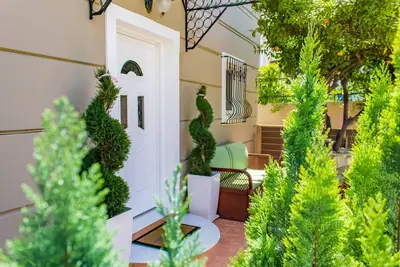 Image de Villa de 2 chambres à Galatas avec un joli jardin