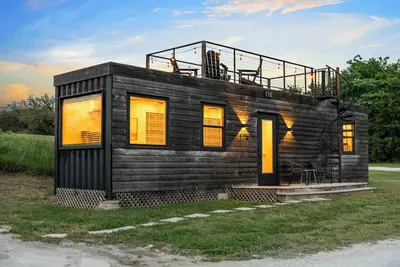 Image de Container home with rooftop views and pickleball-The Meadows