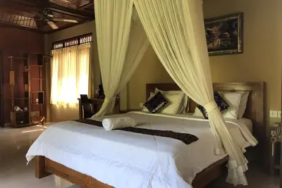 Image de Appartement spacieux avec lit king size et lit simple et climatisation.
