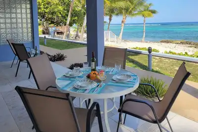 Image de Welcoming Renovated 3-bedroom Ground Floor Beach Front Condo in Bodden Town