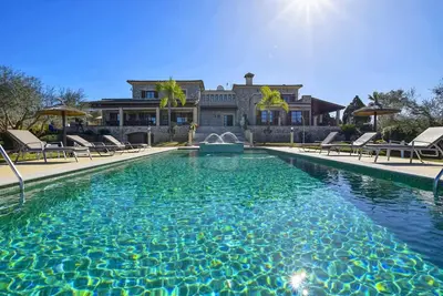 Image de Luxurious country house with views and pool for 16 people