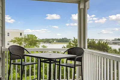 Image de Condo au dernier étage avec vue sur la rivière et piscine communautaire - Accès par ascenseur
