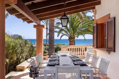 Seafront-Vfilla with pool & acc for up to 8 people