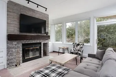 Image de Ski In/Ski Out Cachet Crossing Chalet, Sleeps 6