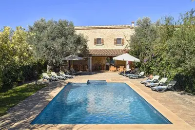 Image de Spacious rustic country house with pool & a\/c