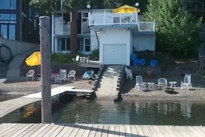 Image de August now open for renting! Only 395. a night for entire cabin plus boat slip!