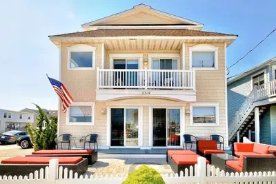 Image de ⭐️A Stones Throw 2 Beach & Ac, Fire Pit + Outdoor Lounge 4 grandes petites familles!