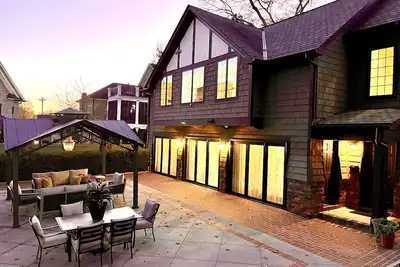 Image de Centre-ville de Greenville Lux Carriage House — Marchez jusqu'à la rue Main, Sr Trail, The Well Arena