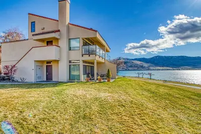 Image de Condo au bord de l'eau avec vue sur le lac et balcon, accès aux piscines et bain à remous partagés