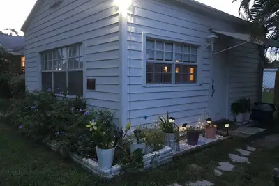 Image de Piscine et cour de l'unité d'invité en bois