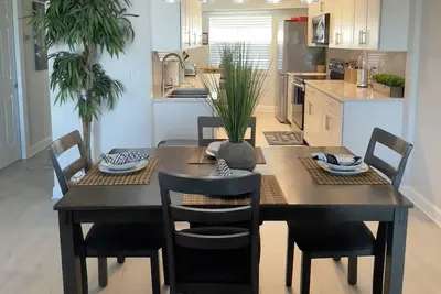 Image de Condo près de la plage, meublé, 2 chambres / 2 salles de bain rénovées avec balcon
