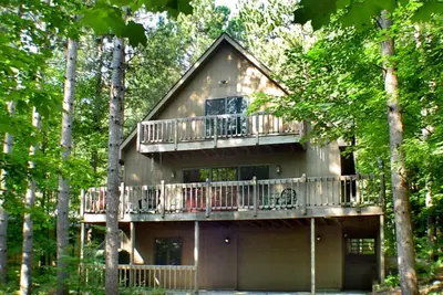 Image de Superbe maison de deux étages dans les arbres avec un foyer, une terrasse meublée et un balcon!