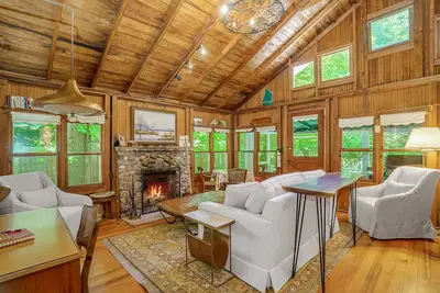 Image de Chalet de style cabine avec cuisine complète, foyer au bois et Wi-Fi complet!