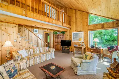 Image de Maison de rêve rustique avec vue sur le lac, terrasse enveloppante et foyer au bois!
