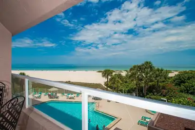 Image de Crescent Beach Club 3b Beachfront Views of the Gulf
