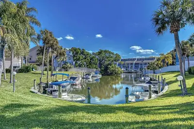Image de Walk to Siesta Key Beach | Pet Friendly | 2nd Floor Condo | Heated Pool | Rent a Boat Dock