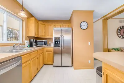 Image de Maison sereine pour les chiens avec gril à gaz privé et foyer au bois!
