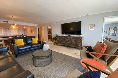 Image de \"Breakers East 702\" Gulf Front 2 Br / 2ba-Condo-Beach Setup rénové inclus!