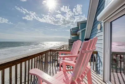 Image de Oceanfront Island Retreat, vues depuis le canapé et la terrasse!