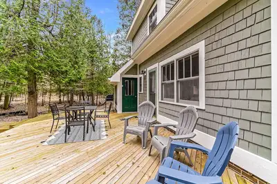 Image de Secluded home w/ private grill, gas fireplace, full kitchen, and free WiFi
