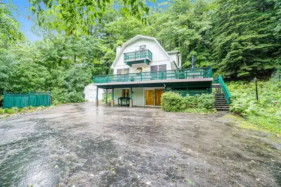 Image de Adorable home with private balcony & wraparound deck