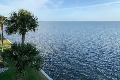Image de Condo au dernier étage au bord de l'eau avec une vue parfaite sur les dauphins et les lancements SpaceX