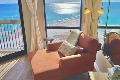 Image de Nouvelle liste! Suite Penthouse! Superbe 1 chambre au dernier étage en bord de mer!
