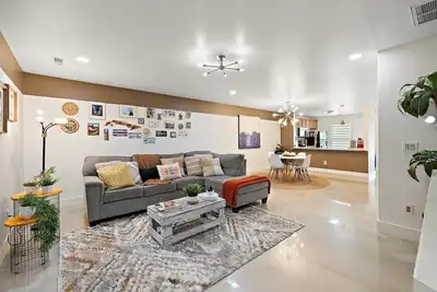 Image de Élégant - Comfy N. Charleston Townhome