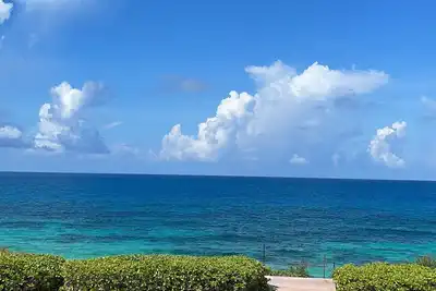 Image de Beautiful New Ocean Front Condo! !