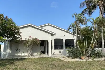 Image de Newly remodeled! Perfect Location! Steps to the beach, restaurants and bay!