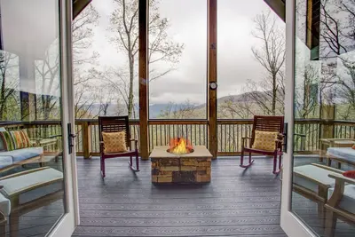 Image de Bâtons et pierres: Nouvelle construction, élégamment décorée, Hot Tub, 2 étages, des tonnes d'intimité!