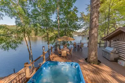 Image de White Oak Point - Directement sur le lac Lure, cabane en rondins, kayaks, bain à remous, Internet haute vitesse et plus