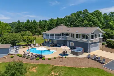 Image de Smaland Farms: Tryon \/ Columbus \/ Asheville - Près de Tiec! Piscine privée et bain à remous!
