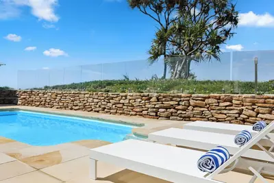 Image de Captain's Quarters - absolu en bord de mer, piscine, vues, famille et animaux de compagnie