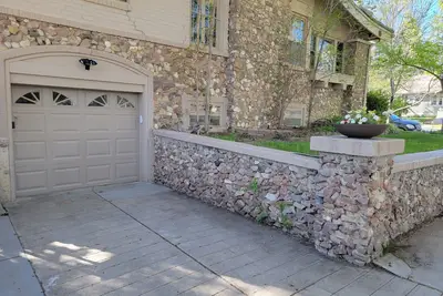 Image de Downtown charmer(basement apartment) w\/ private attached garage. Dog allowed. .