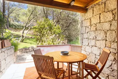 Image de Maison de vacances idyllique avec jardin et terrasse ; places de parking disponibles.