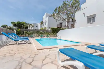 Image de Appartement climatisé avec piscine, Wi-Fi, balcon et proche de la plage.