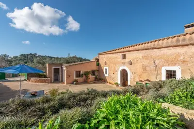 Image de Charmante maison de vacances Can Bonjesus avec vue sur la montagne, Wi-Fi, Jardin & Terrasse ; Parking disponible, Animaux acceptés