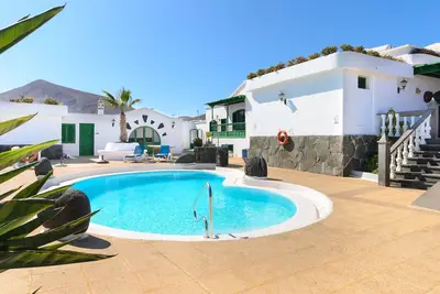Image de Beautiful Apartment Lanzarote with Heated Pool, Terrace, Mountain\/Ocean Views & Wi-Fi; Parking Available