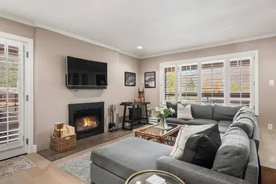 Image de Aspen Condo 1. 5 Blocks to Town. Sleeping Den w/Sofa Bed, 3 Full Baths, Gas Fp, Balcony. Pool & Ht