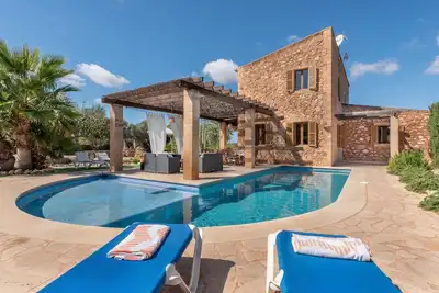 Image de Villa de rêve avec piscine, terrasse avec espace détente, climatisation et Wi-Fi