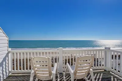 Image de Oceanfront w / Tesla Charger, ascenseur, accès à la plage, Pet Friendly