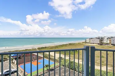 Image de Condo en bord de mer, piscine communautaire, accès à la plage