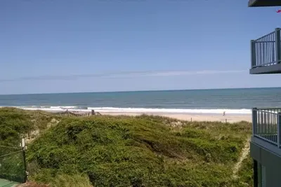 Image de Unité ouverte et aérée en bord de mer avec une vue imprenable