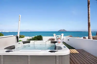 Image de Belle villa \"Luxury Oceanfront\" directement sur la plage avec vue sur mer