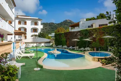 Image de Appartement proche de la plage avec accès à une piscine, terrasse privée, climatisation et Wi-Fi
