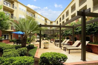 Image de Lit King près de Galleria / Med Center RÉDUCTIONS De Long SÉJOUR