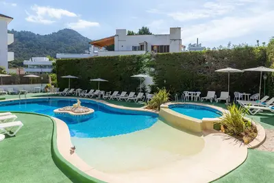 Image de Appartement proche de la plage avec accès à une piscine, terrasse privée, climatisation et Wi-Fi