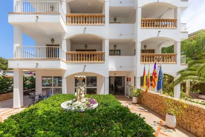 Image de Appartement proche de la plage avec accès à une piscine, terrasse privée, climatisation et Wi-Fi