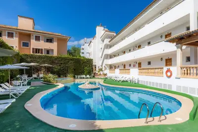 Image de Appartement proche de la plage avec accès à une piscine, terrasse privée, climatisation et Wi-Fi